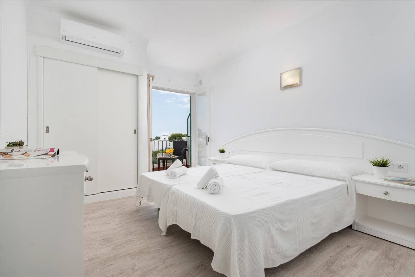 Foto 10 von 21: Hostal Talamanca Hab. Db Balcon - Gemütliche Herberge vor kurzem in der Nähe des Strandes renoviert. WiFi gratis