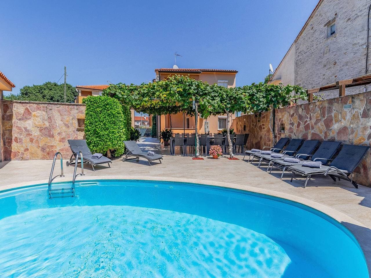 Foto 9 von 34: Villa in Peroj mit Pool am Strand
