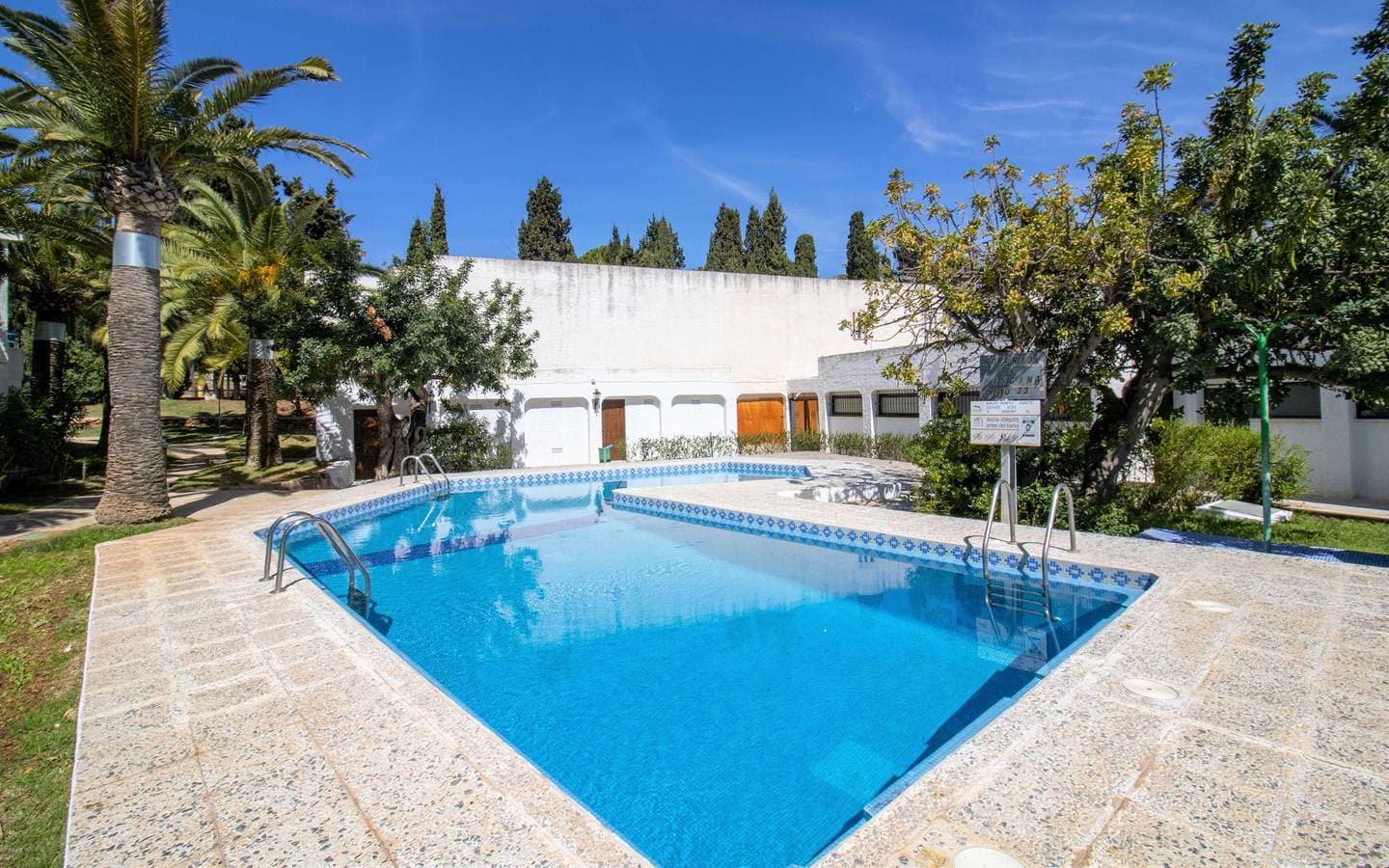 Foto 4 von 17: Las Fuentes Beach Studio - Piscina y jardín