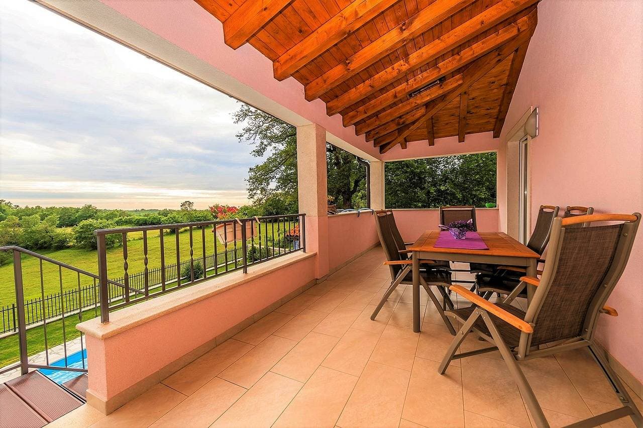Foto 5 von 31: Ferienhaus Vesna mit Pool