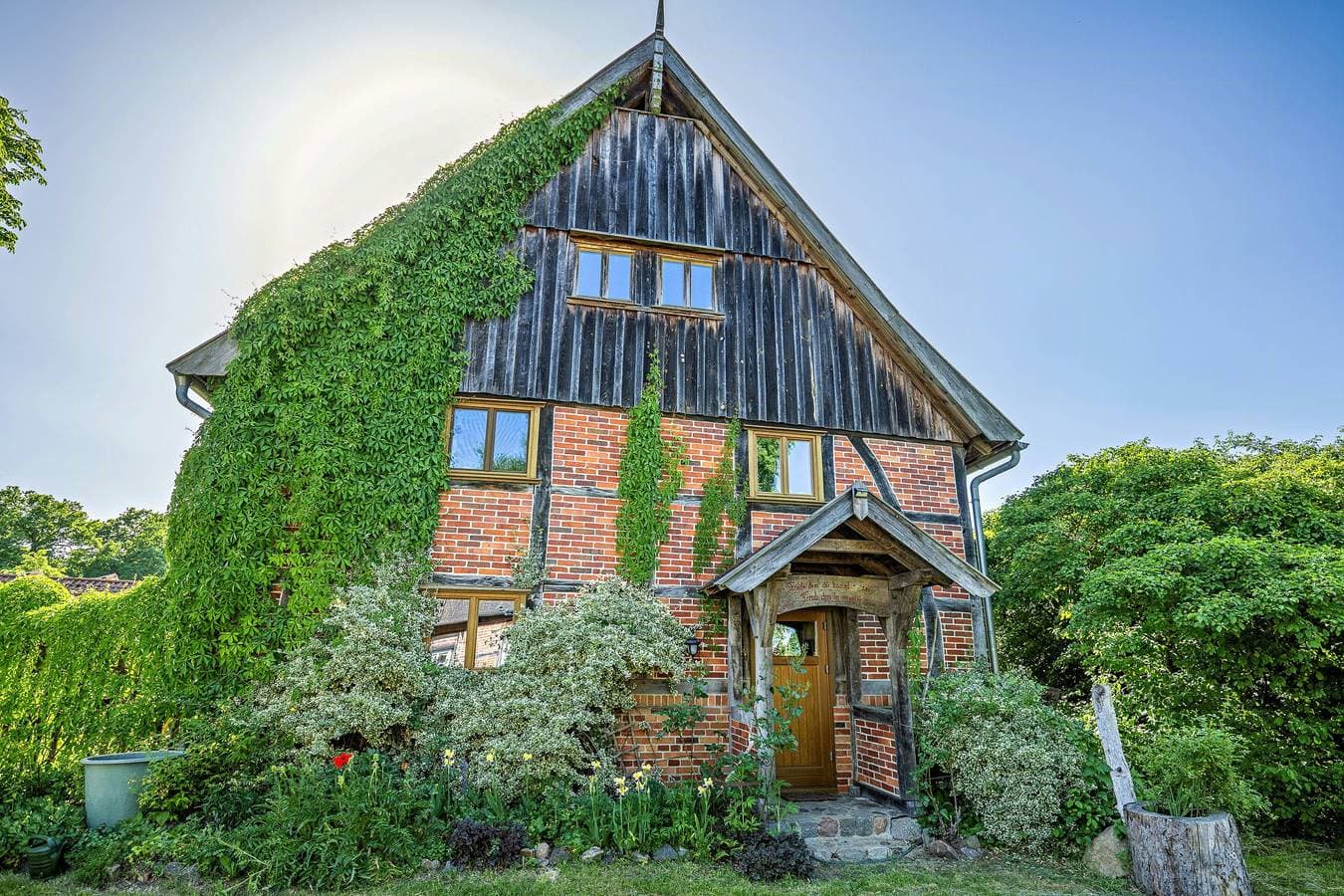 Ökologisches Bauernhaus mit Garten am Fluss 1