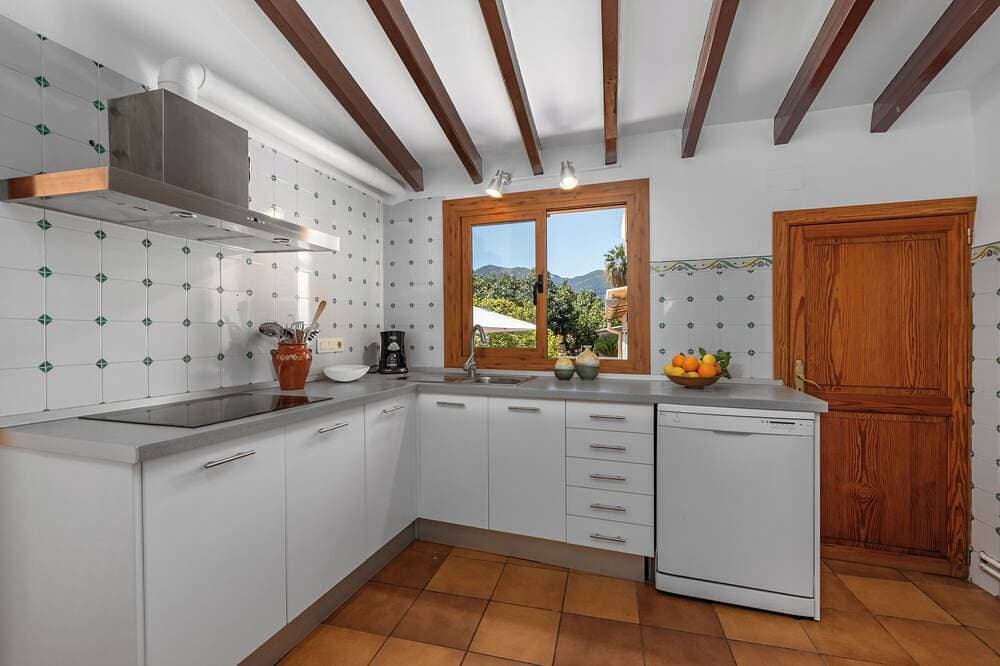 Foto 12 von 25: Traditionelles mallorquinisches Haus mit atemberaubendem Blick auf die Berge.