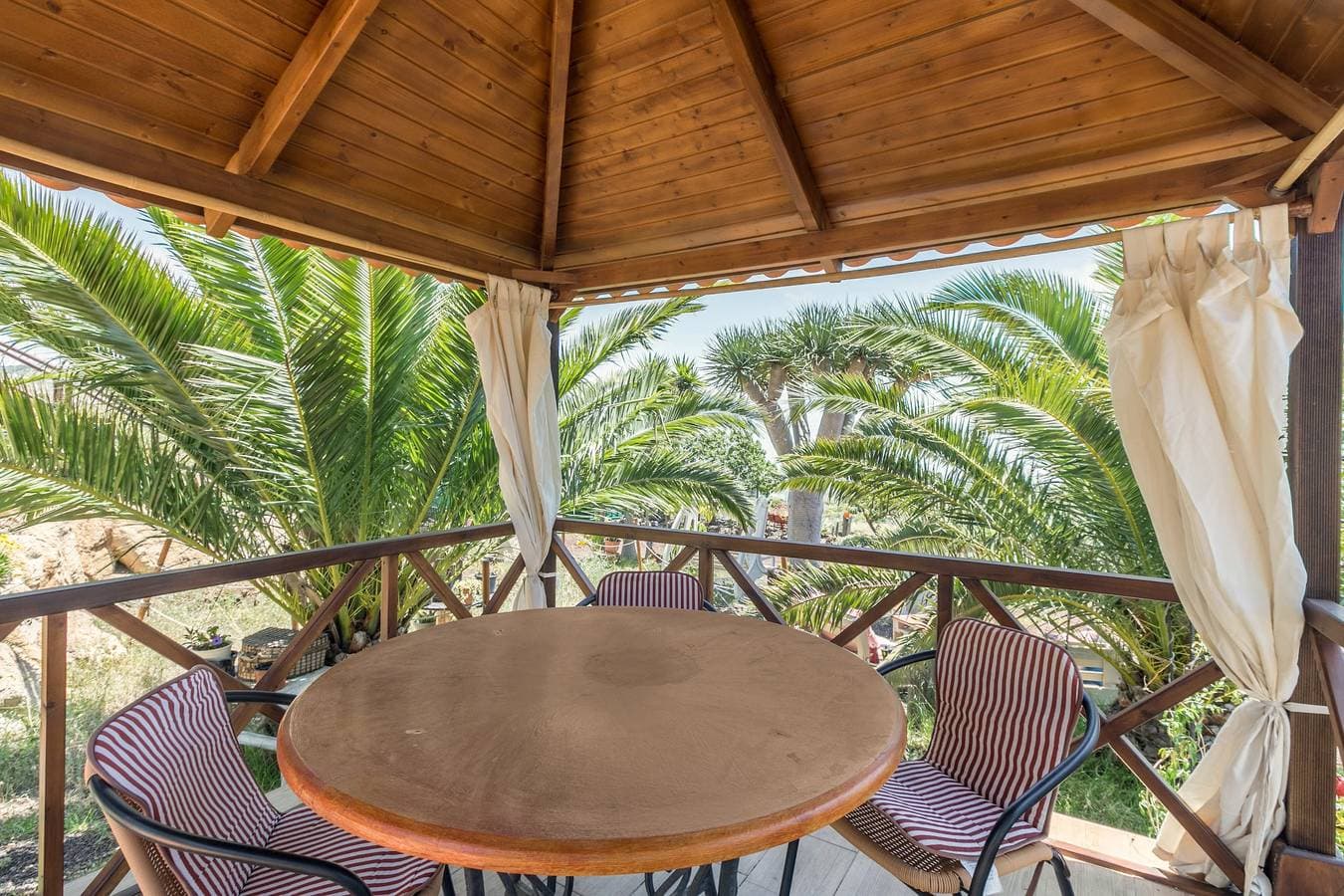 Foto 3 von 26: Haustierfreundliche Ferienwohnung mit Meerblick, Terrasse, Gemeinschaftspool und WLAN