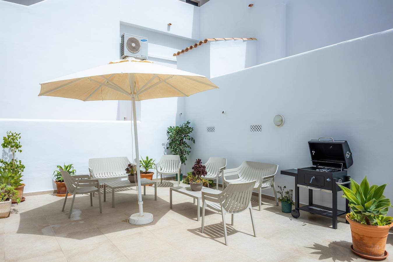 Foto 3 von 27: Ferienwohnung 'White Suites 2' mit Gemeinschaftspool, WLAN und Klimaanlage