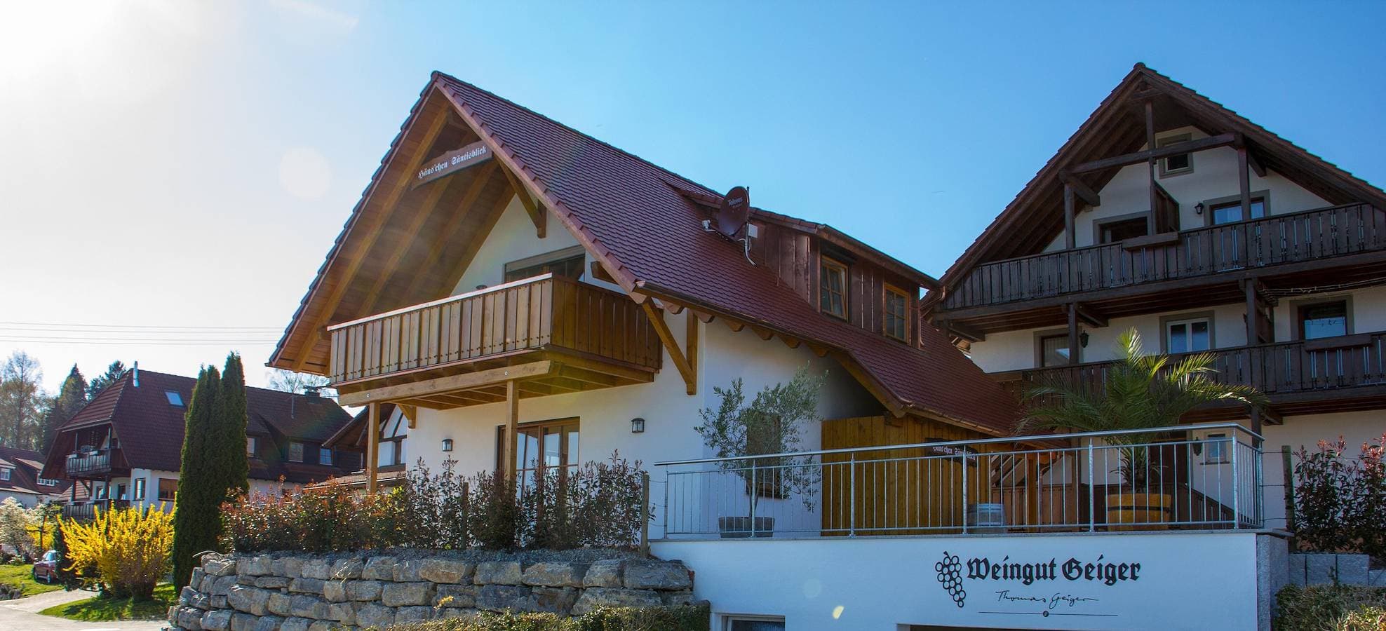 Foto 5 von 18: 1-Zimmer-Ferienwohnung Haus 4 mit Seeblick, Gemeinschaftsterrasse und Wi-Fi