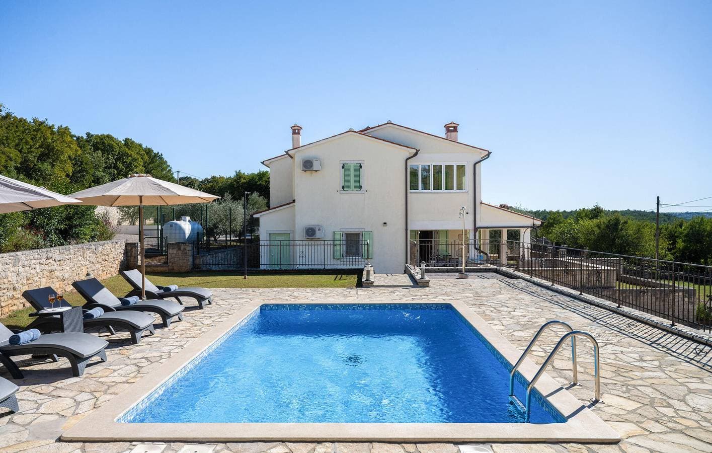 Foto 8 von 41: Gemütliche 2-Zimmer-Wohnung mit Pool, WLAN und in der Nähe der Küste und des Stadtzentrums