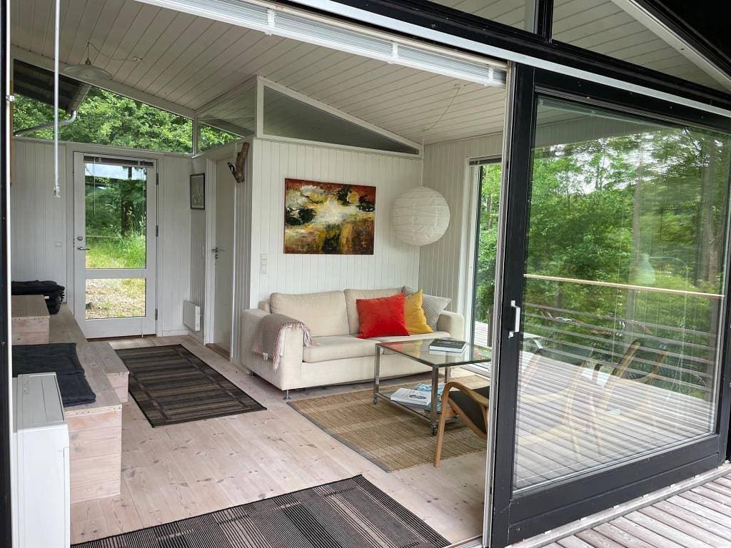 Foto 6 von 22: Ferienhaus auf hohem Naturgrund mit Blick auf Wald- und Naturlandschaft bei Femmøller