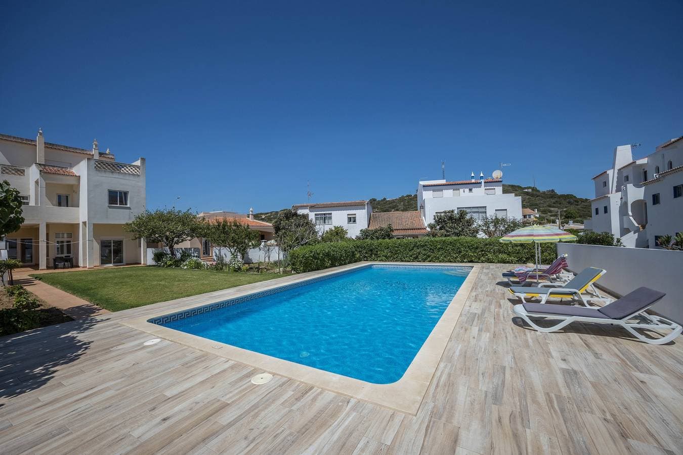 Foto 5 von 31: Ferienwohnung Villas Brites nº4 mit gemeinschaftlich genutztem Pool, garten, Balkon und WLAN