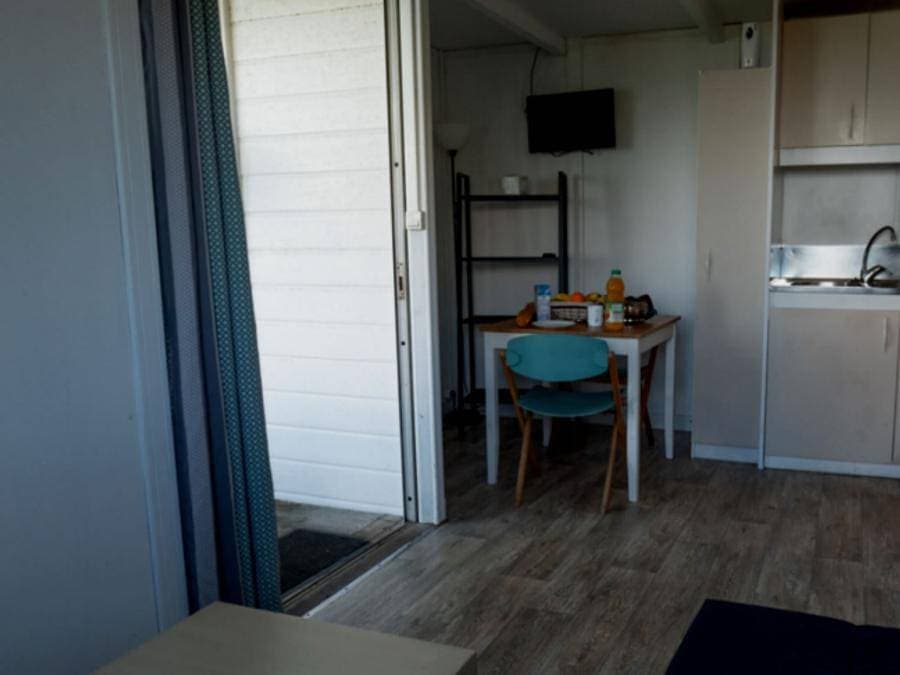 Foto 8 von 40: Camping Village de Reneville - Chalet 2 personen - Chalet Komfort - 20m² - 1 Zimmer