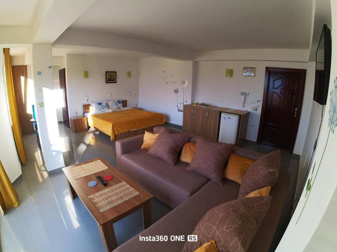 Foto 7 von 23: Family Room with Private Bathroom