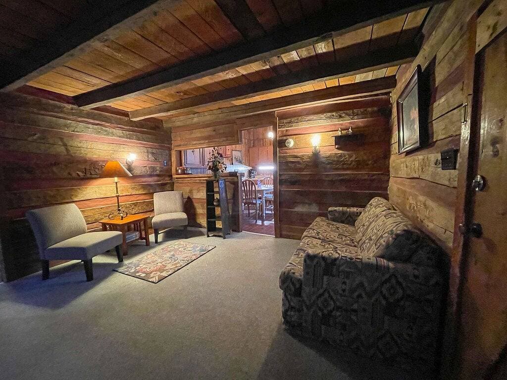 Foto 12 von 13: Cabins In The Pines Unit 4-Motorcycle Friendly-Wood Fireplace - Covered Porch