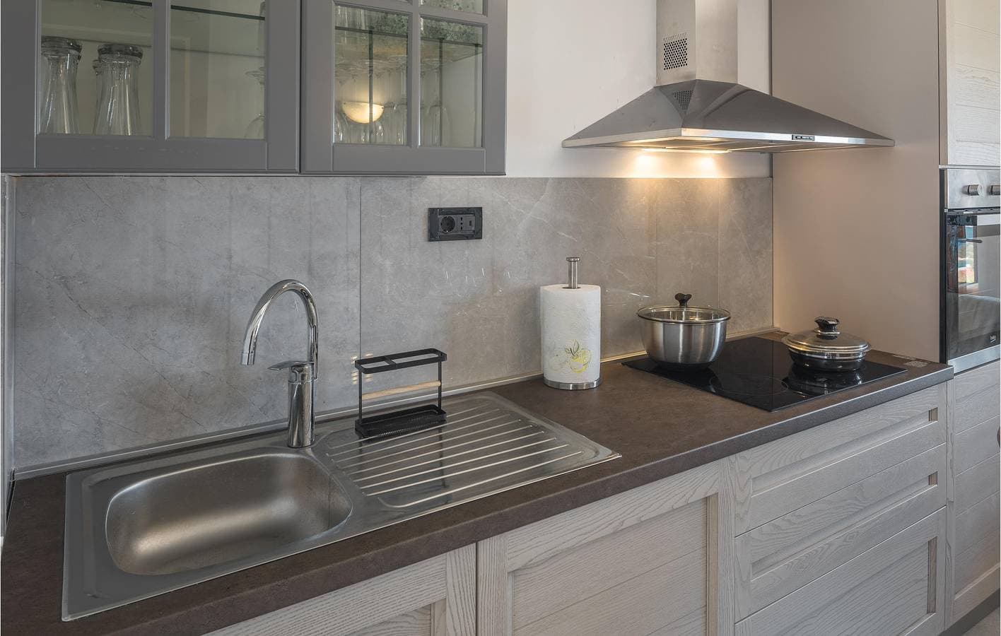 Foto 9 von 23: Gemütliche Ferienwohnung mit Terrasse, 2 km vom Strand entfernt – WLAN und Klimaanlage inklusive