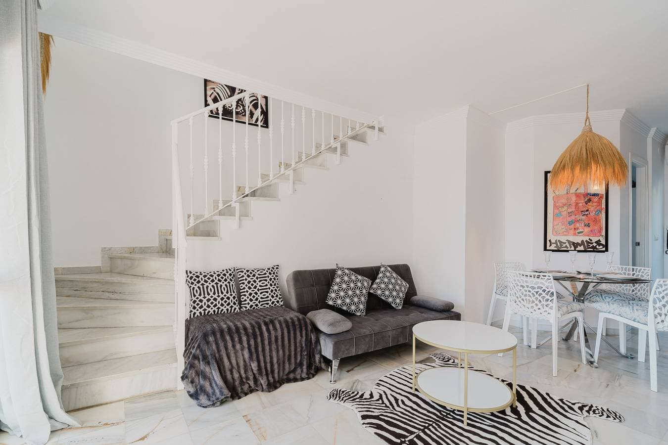Foto 2 von 52: Sunny Marbella Townhouse with Terraces, Pool & Hotel Amenities