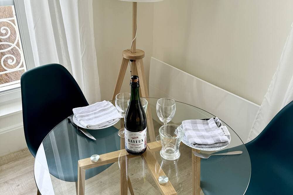 Foto 10 von 30: Waterfront Studio at Gold Beach, Sea View, Private Parking