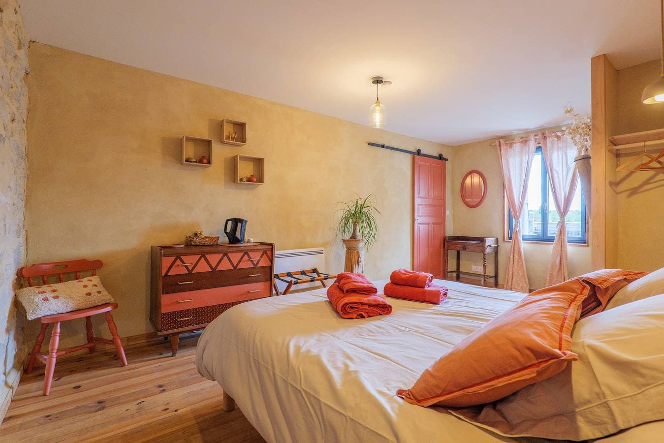 Foto 6 von 23: Gästezimmer „La Terre d’à Côté“ mit gemeinsamer Terrasse und WLAN