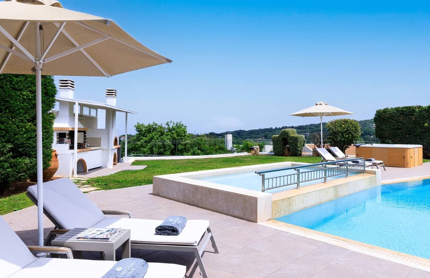 Foto 4 von 27: High-Spec Contemporary Villa with Garden, Jacuzzi and Walk-to-Tavernas Location