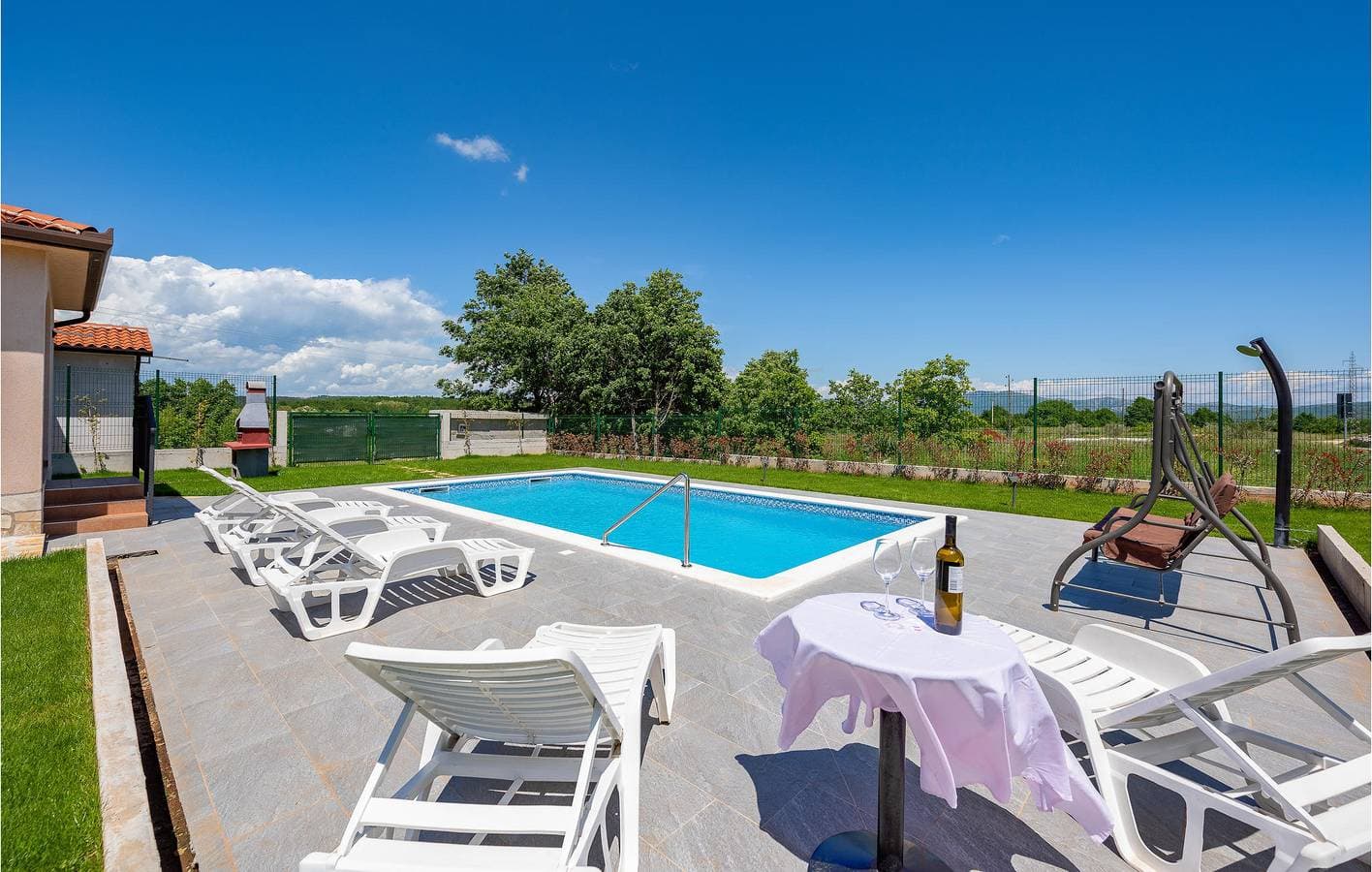 Foto 7 von 37: Charmante 2-Zimmer-Wohnung mit Pool, WLAN und Parkplatz in der Nähe des Stadtzentrums von Raša