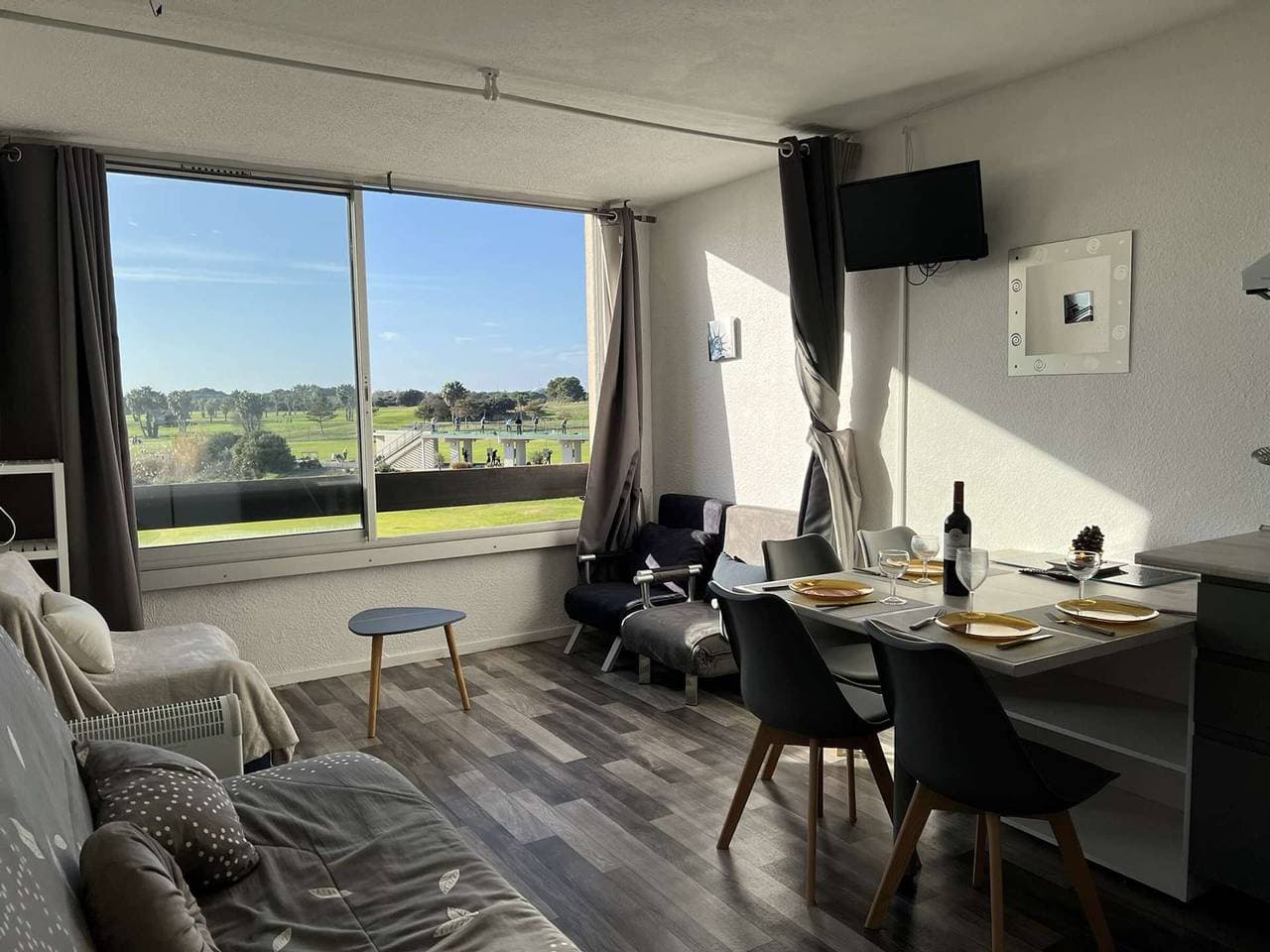 Foto 2 von 13: Studio für 4 - Pool, Parkplatz, Waschmaschine, In der Nähe von Geschäften