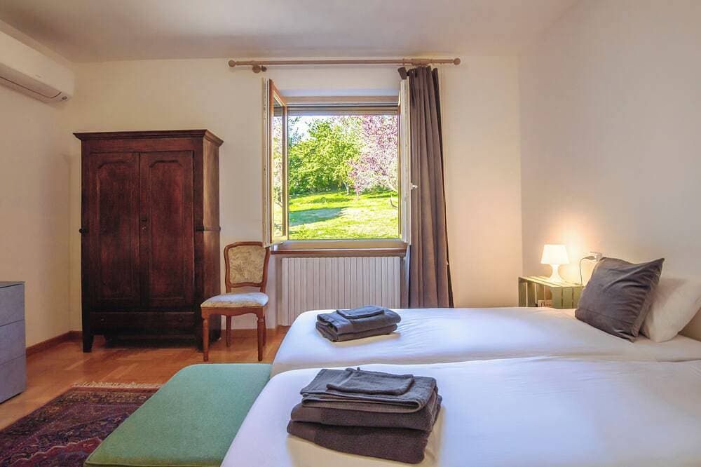 Foto 5 von 30: Modern villa with private pool and panoramic vineyard views in Piemonte.