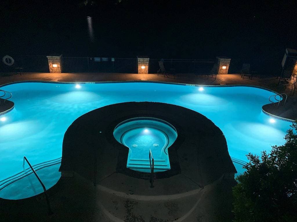 Foto 10 von 28: 180 degree Lake View From Private Villa on the  Island on Lake Travis!
