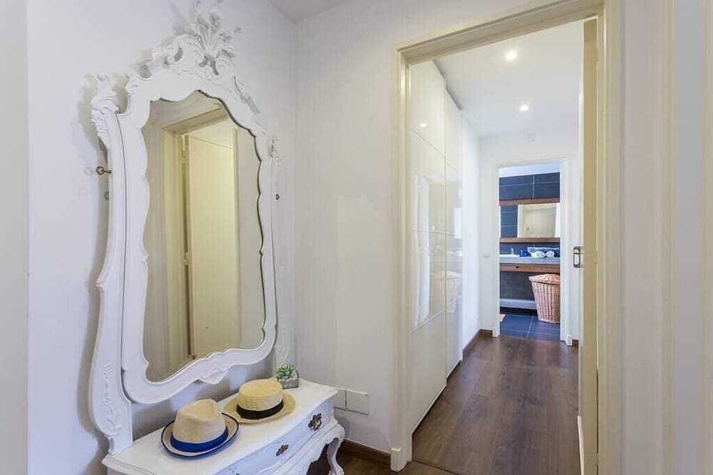 Foto 12 von 30: Twin room with external bathroom at Guest House Downtown Alegria B&B
