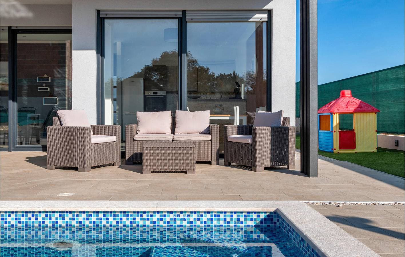 Foto 8 von 25: Geräumige 2-Zimmer-Wohnung mit Pool, Parkplatz und Strand in der Nähe