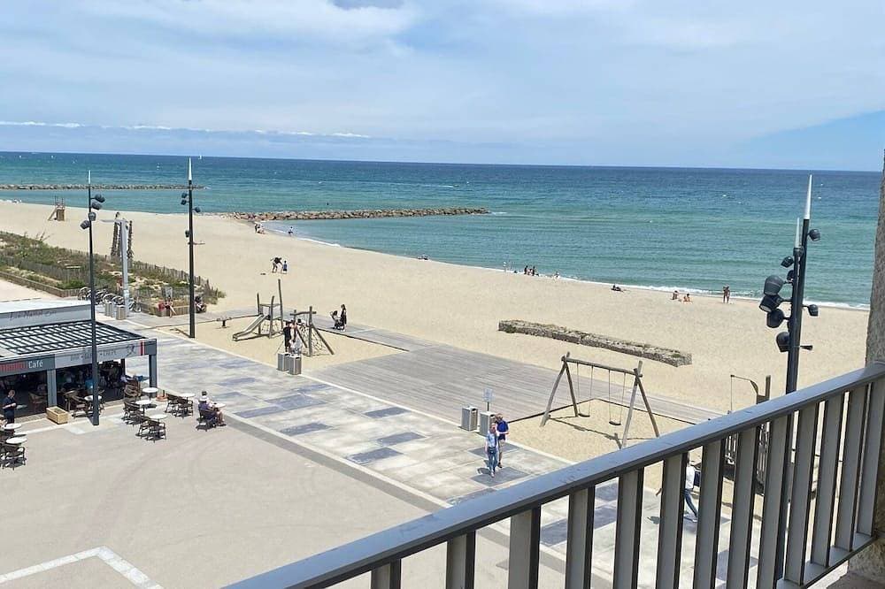 Apartment with sea view, at the foot of the beach, ideal for a couple with 2 children 1