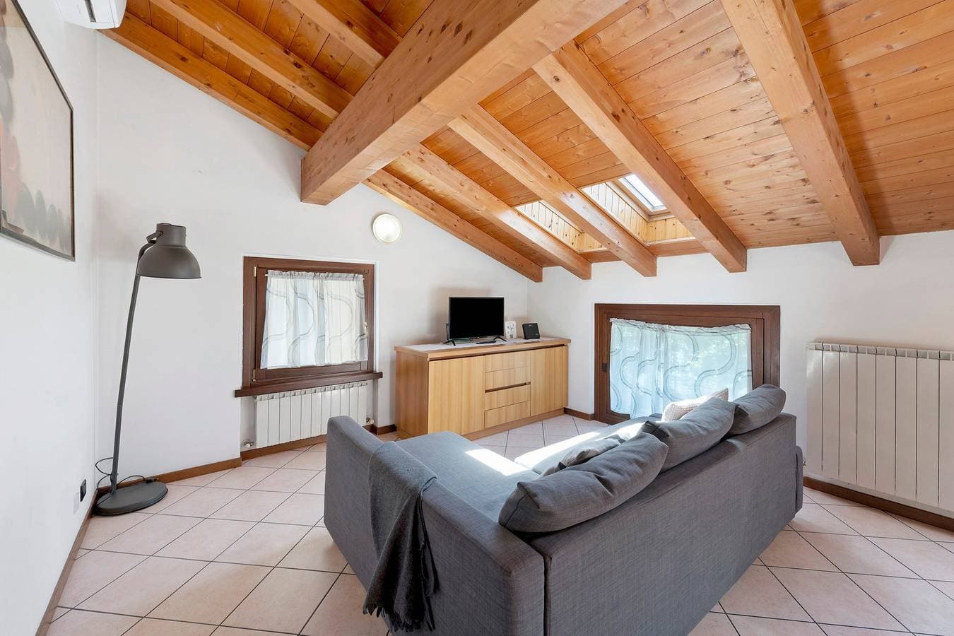 Foto 3 von 18: Apartment „La Mansarda Sul Lago“ mit Seeblick, WLAN und Klimaanlage