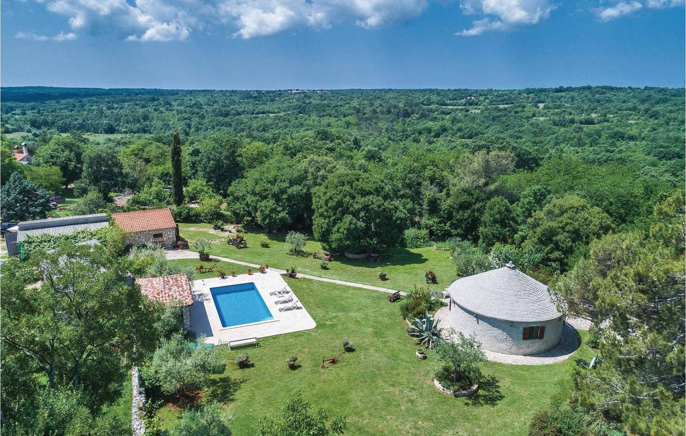 Foto 3 von 32: Reizende Ferienwohnung mit Pool, Terrasse und WLAN in der Nähe von Manjadvorci