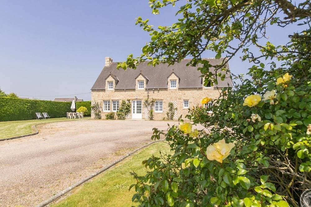 Geräumiges Haus in Réville mit großem Garten und Parkplatz 1