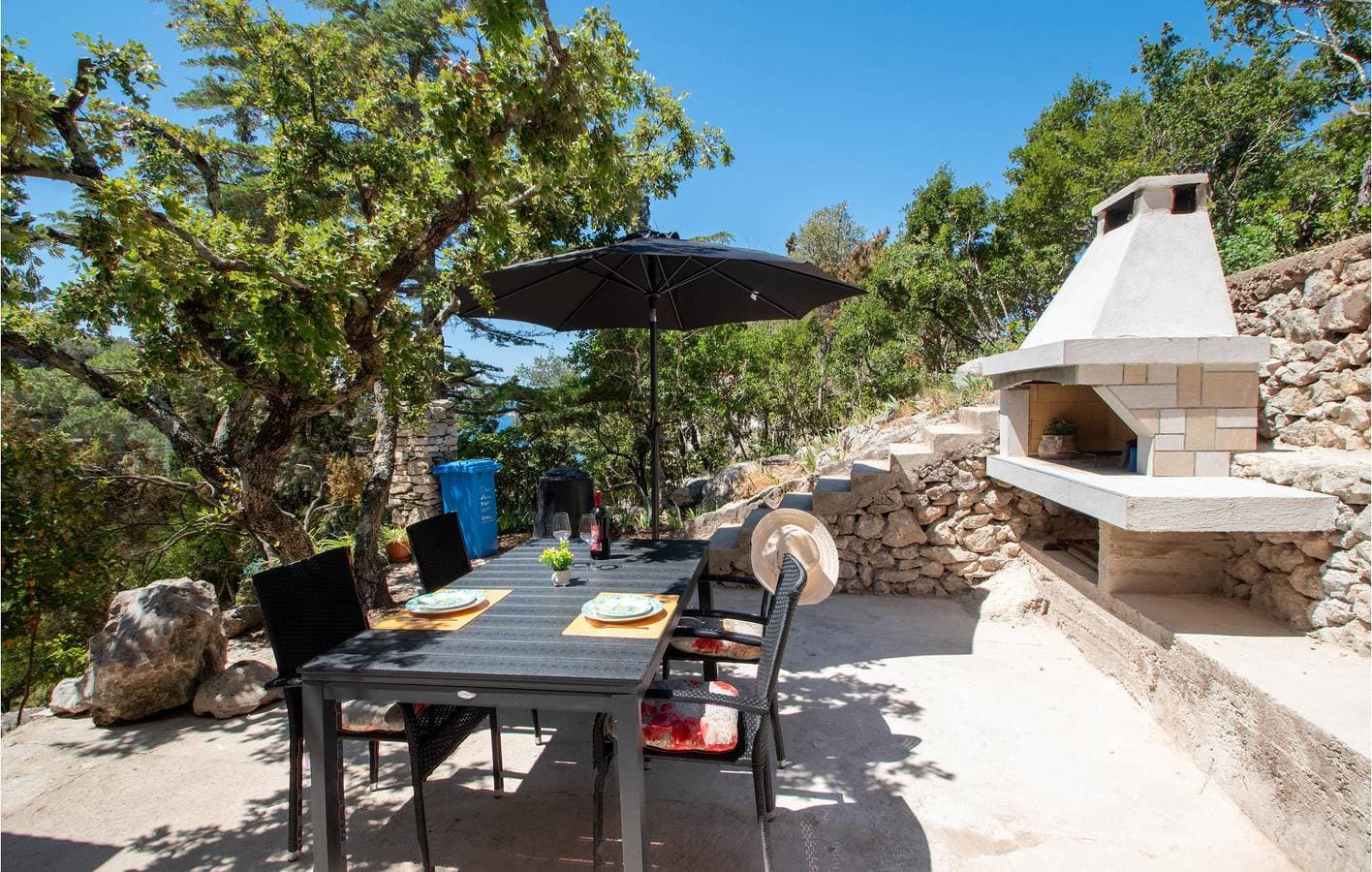 Foto 8 von 41: Seaside Retreat: Gemütliche Ferienwohnung mit Terrasse, Küche und kostenlosem Parkplatz