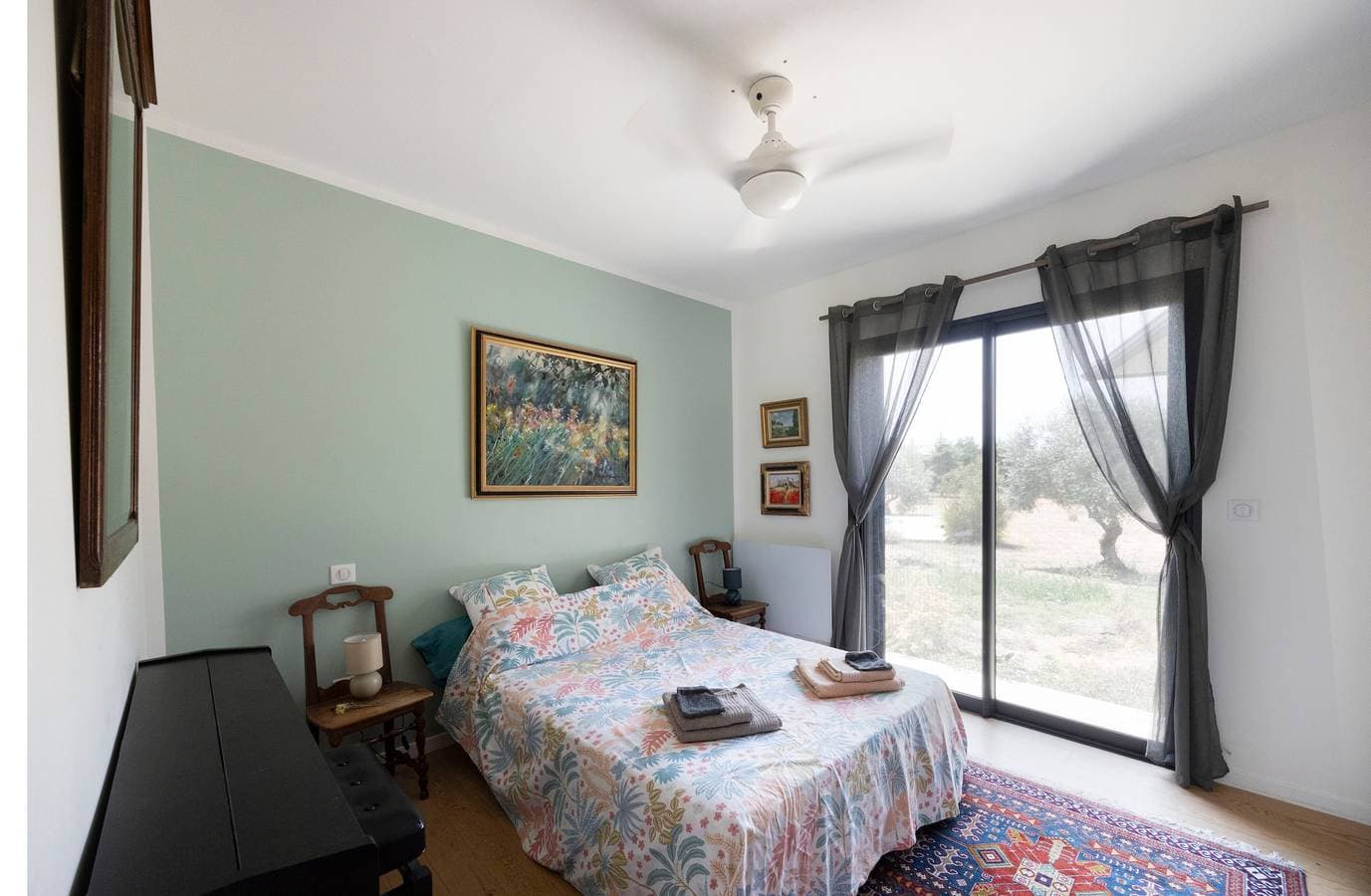 Foto 2 von 23: Zimmer „Chambre 3“ mit Bergblick, Gemeinschaftspool und WLAN
