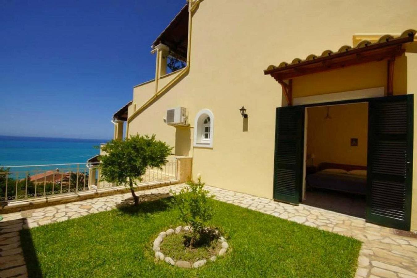 Foto 10 von 48: Natalia Apartment B mit Panoramablick auf die Bucht von Agios Gordios