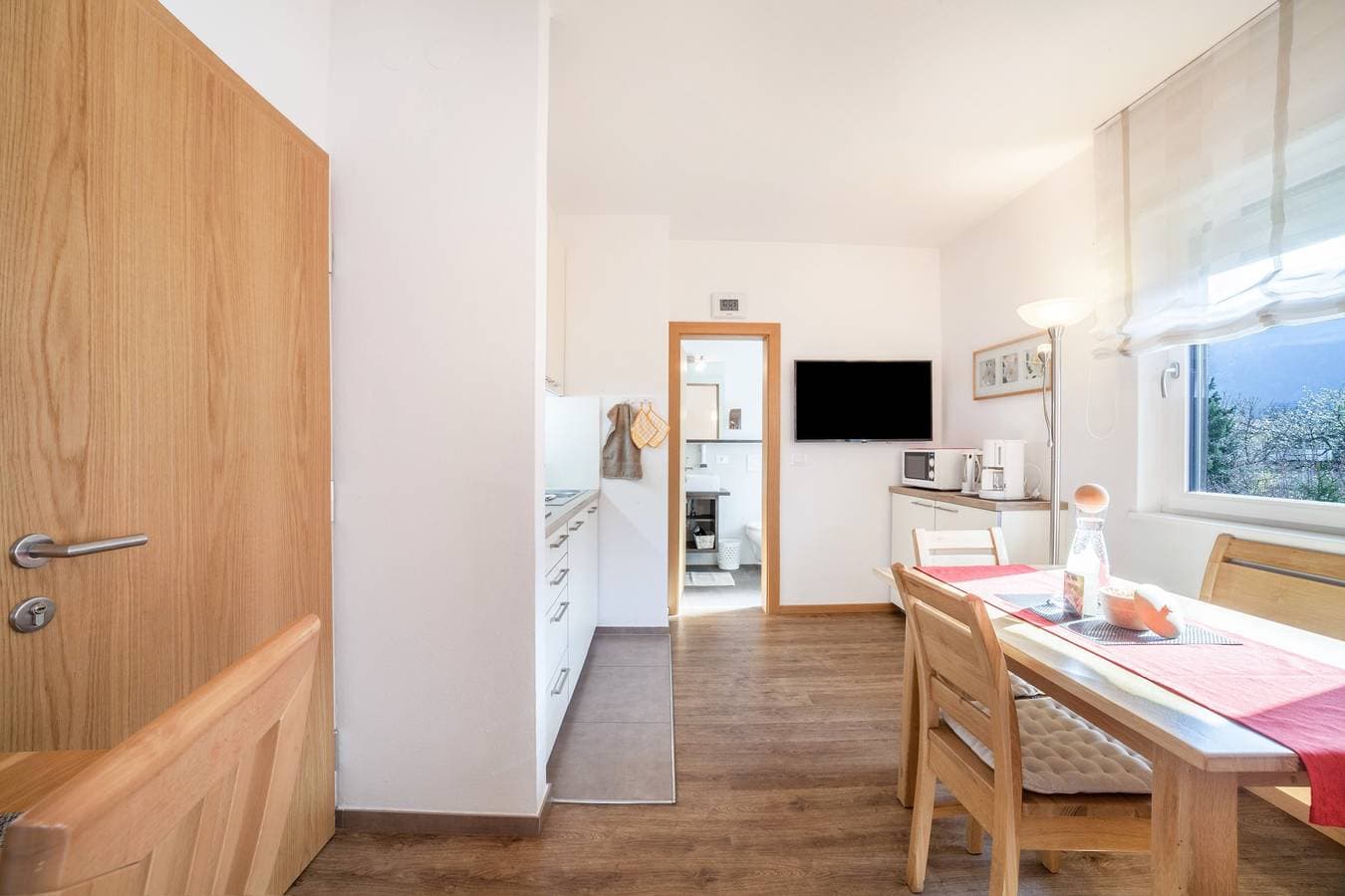 Foto 9 von 26: Ferienwohnung "Schnitzer - Hagebutte" mit Bergblick, WLAN, Balkon & Garten