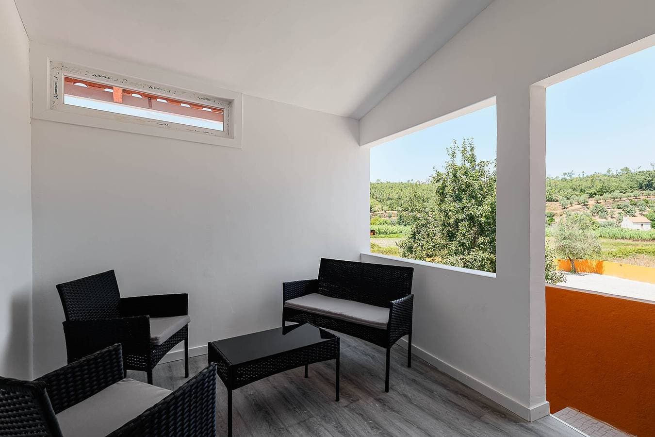 Foto 6 von 61: Zimmer 'Suite King 1' mit Bergblick, Gemeinschaftspool und WLAN