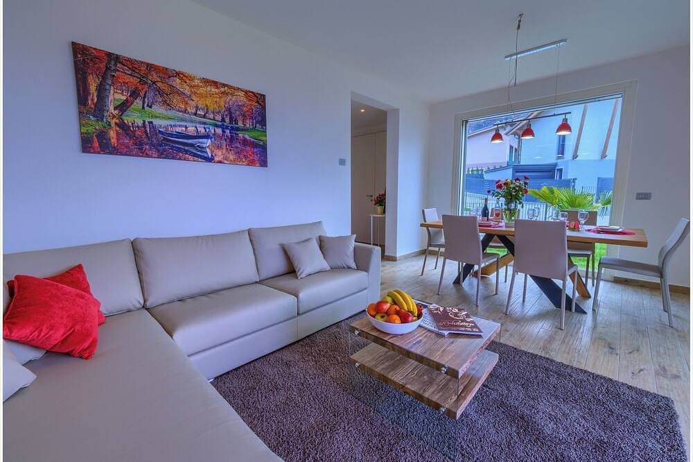 Foto 10 von 25: Selbständiges Ferienhaus mit privaten Pool und Seeblick, am Comer See in Colico.