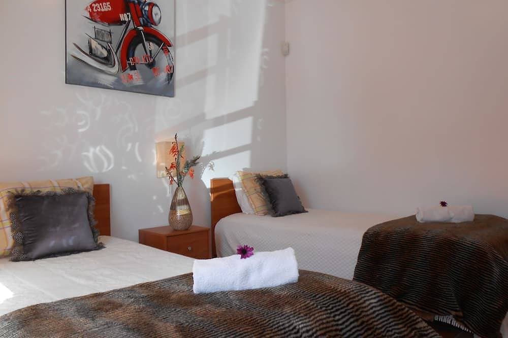 Foto 4 von 21: Geräumige 2 Schlafzimmer Apt mit Air - Con, Swimmingpool, sehr nahe am Strand.