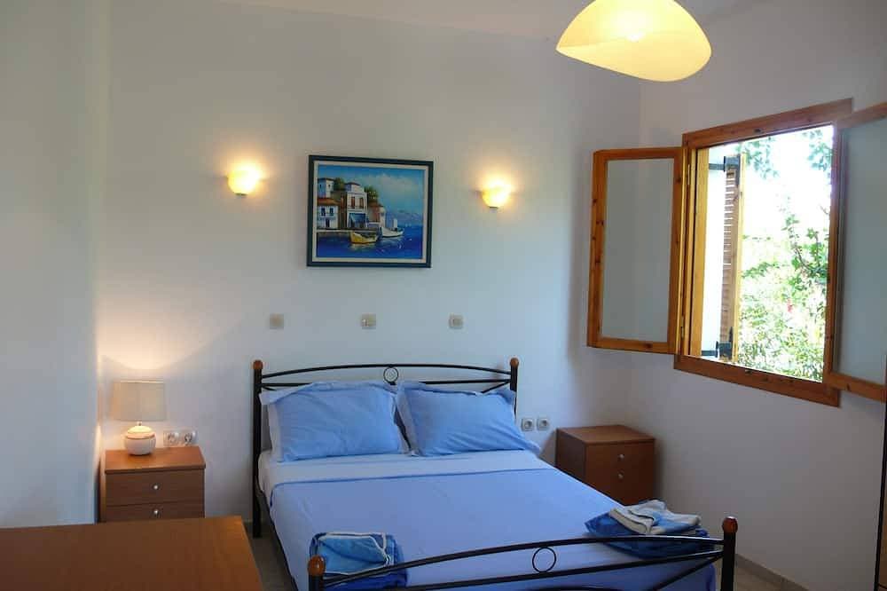 Foto 4 von 30: Spacious 3 becroom Villa with private pool, patio and roof terrace.