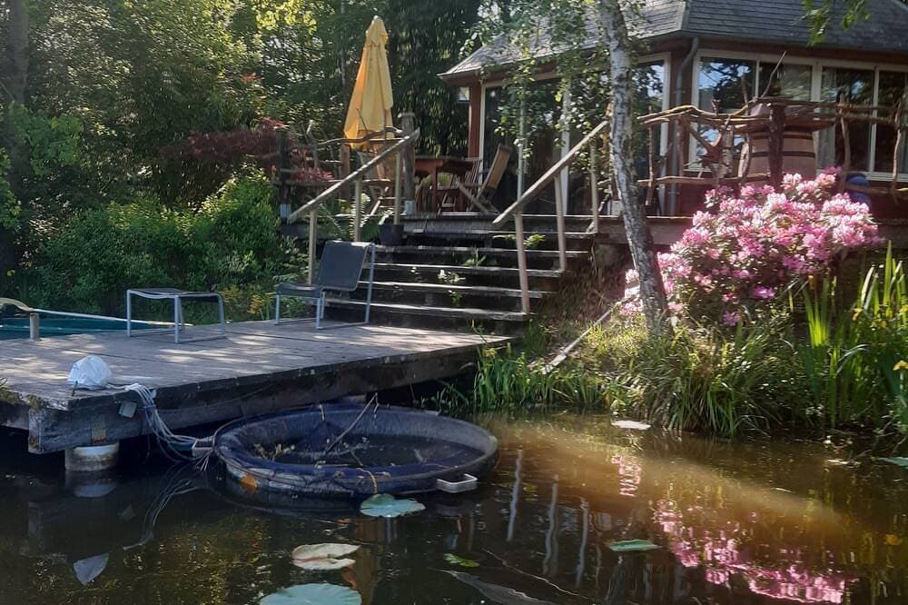 Foto 6 von 29: Chalet am Rande eines Teiches in einem Ort, wo die Natur erhalten ist. Angeln, Kanus