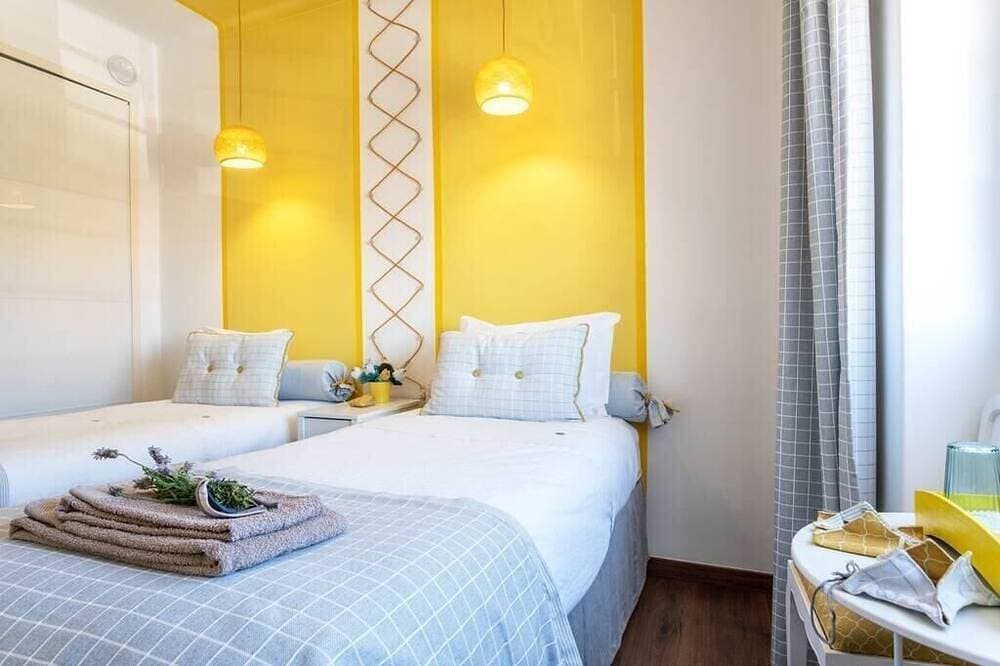 Foto 2 von 30: Twin room with external bathroom at Guest House Downtown Alegria B&B