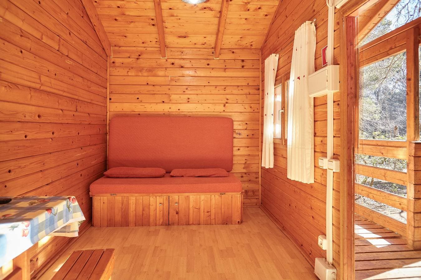 Foto 4 von 35: Landhaus 'Cabaña De Madera 4' mit Bergblick, Gemeinschaftspool und Klimaanlage