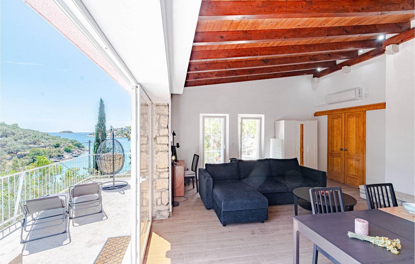 Foto 10 von 41: Seaside Retreat: Gemütliche Ferienwohnung mit Terrasse, Küche und kostenlosem Parkplatz