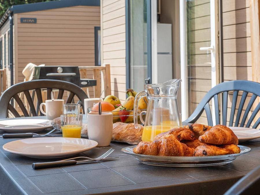 Foto 3 von 45: Tour opérateur sur le camping de Miremer - Mobilheim 6 personen - Mobilheim Homair Vacances auf dem Campingplatz Domaine de Miremer | Comfort | 3 Zi. | 6 Pers. | Erhöhte Terrasse | Klima.