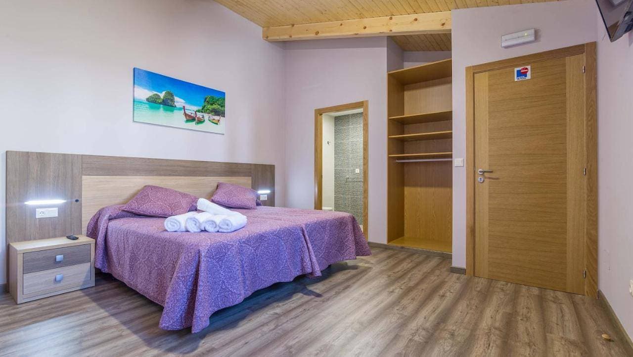 Foto 6 von 10: Twin Room with Private Bathroom