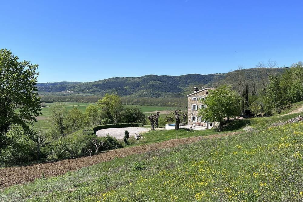 Foto 10 von 30: Frei gelegene Steinvilla, Pool 8x4. Blick auf Motovun, 25 Min vom Meer. Ev laden