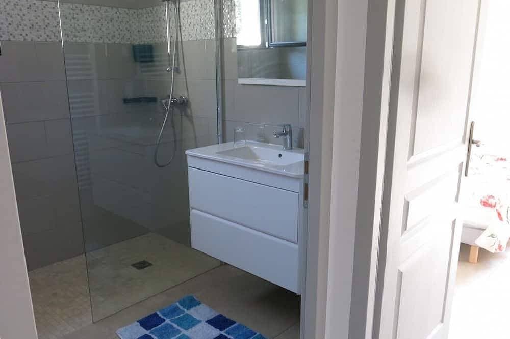 Foto 5 von 12: Maison récente avec piscine privée à la campagne.