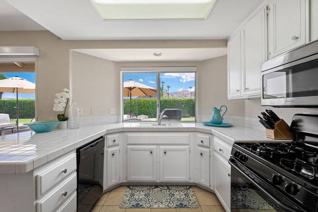 Foto 8 von 49: Spacious Retreat | Newly Remodeled Pool & Spa | Mountain Views | Perfect for Family Getaways