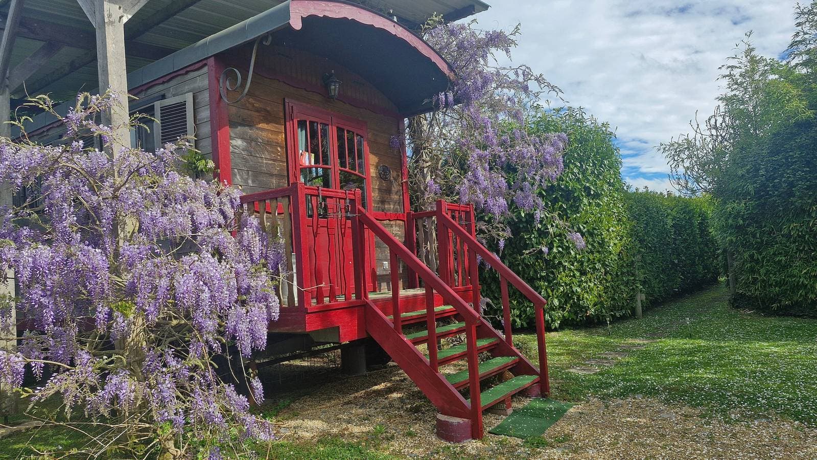 Foto 2 von 25: Gîte 'Bohème en Roulotte' nahe Honfleur mit Pool