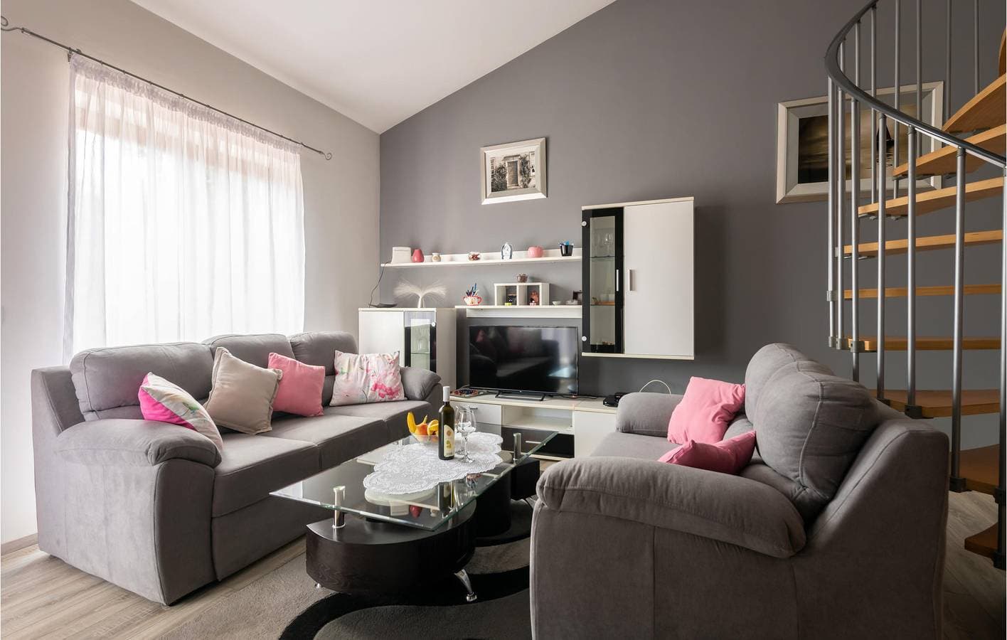 Foto 5 von 35: Geräumige 130 m² große Wohnung mit Pool, WLAN und Parkplatz in der Nähe von Sehenswürdigkeiten