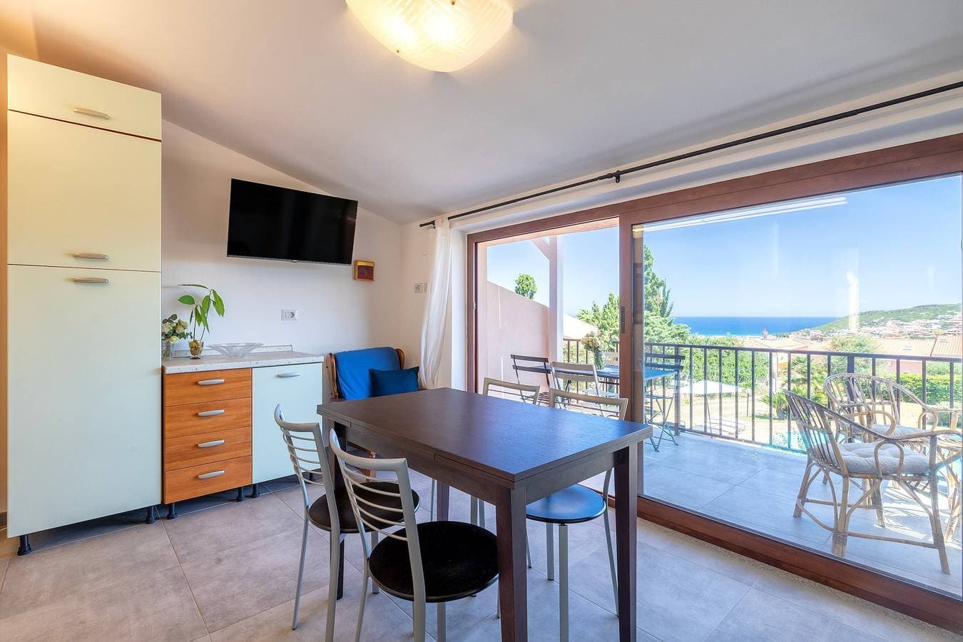 Foto 6 von 36: Ferienwohnung 'Attico Villa Stefania' mit Meerblick, Pool und privatem Garten